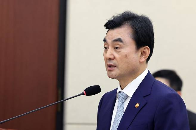안규백 국방부 장관이 20일 오전 서울 여의도 국회에서 열린 국방위원회 전체회의에서 업무보고를 하고 있다. 뉴스1