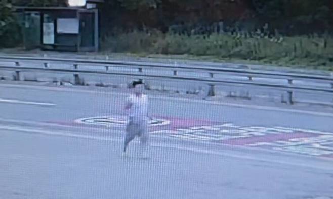 충남 천안의 한 교회에서 살다가 지난 6일 0시께 숨진 11살 어린이의 지난 7월29일께 모습. 차도 옆을 홀로 돌아다니고 있다. 시시티브이 영상 갈무리