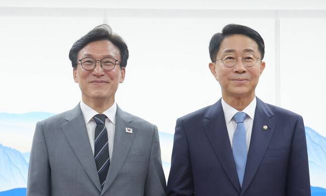 김민석 더불어민주당 대표가 20일 국회 국회의장 집무실에서 조정식 국회의장과 기념 촬영을 하고 있다. 공동취재사진