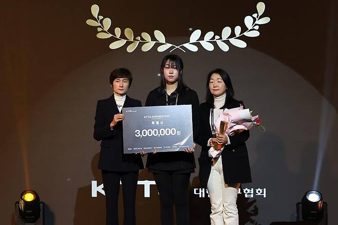 대한탁구협회는 2026년 2월 9일 ‘2026 어워즈’에서 고인의 오랜 헌신과 공헌을 기리며 특별상과 상금 300만 원을 수여했다. 고인의 아내와 딸이 대리 수상한 뒤 현정화(왼쪽) 탁구협회 수석부회장과 함께 무대에 잠시 섰다. 대한탁구협회 제공