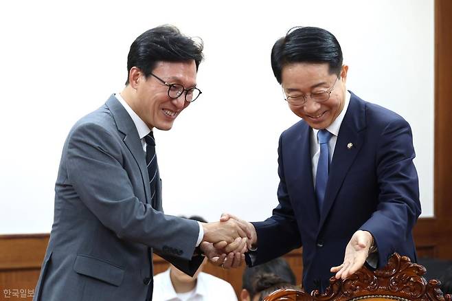김민석(왼쪽) 더불어민주당 대표가 20일 국회의장실을 찾아 조정식 국회의장을 예방하고 있다. 서재훈 기자
