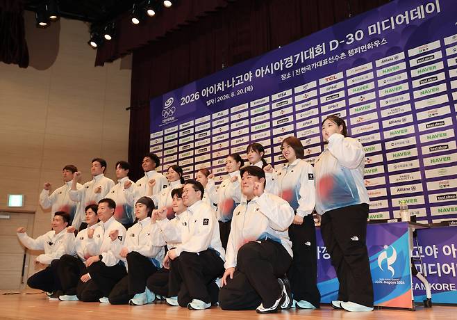 <yonhap photo-3657=""> 팀 코리아, 파이팅(진천=연합뉴스) 임화영 기자 = 20일 충북 진천 국가대표선수촌에서 열린 2026 아이치·나고야 아시안게임 D-30 미디어데이에서 참석자들이 기념 촬영을 하고 있다. 2026.8.20hwayoung7@yna.co.kr/2026-08-20 14:54:18/<저작권자 ⓒ 1980~2026 ㈜연합뉴스. 무단 전재 재배포 금지, AI 학습 및 활용 금지></yonhap>