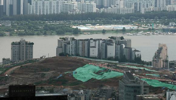 서울 용산구 한 재개발 예정지와 강남 아파트 [사진=연합뉴스]