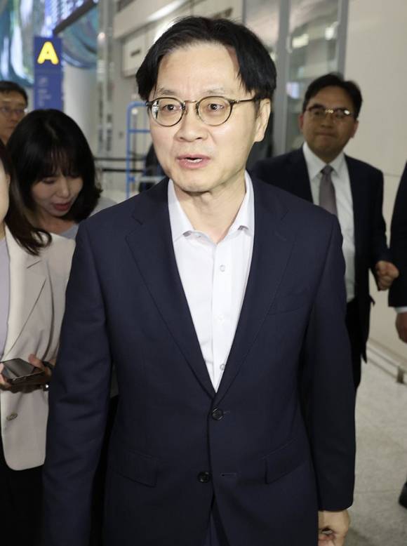 김정관 산업부 장관이 20일 오후 방미 일정을 마치고 인천공항을 통해 귀국하고 있다. [사진=연합뉴스]