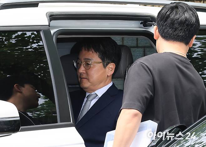 심우정 전 검찰총장이 지난 7월 16일 서울중앙지법에서 구속 전 피의자심문(영장실질심사)을 마치고 법원을 나서고 있다. [사진=사진공동취재단 ]