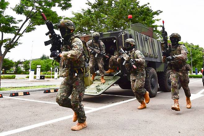 2026년 을지자유의방패(UFS) 이틀째인 19일 오후 경북 경주시 보문단지에서 육군 50사단 장병들이 테러범 진압훈련을 하고 있다. 이번 훈련은 북한의 도발에 대응하는 1부 방어훈련과 대북 역공격을 감행하는 2부 반격훈련을 순차적으로 진행할 예정이었지만 2부 훈련이 전격 취소됐다. [뉴스1]