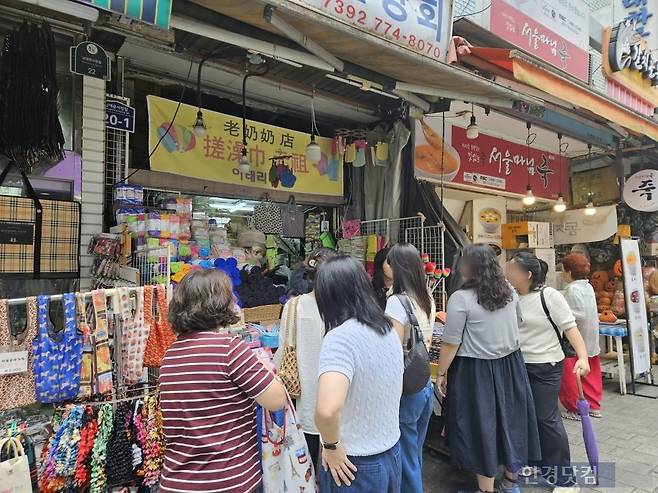 20일 오전 서울 중구 남대문시장의 한 생활용품점 입구. 목욕 타월, 사우나 모자, 때비누가 쌓인 가판대 앞에 상점 입구가 보이지 않을 정도로 2030 여성들이 모여들었다. /사진=박수빈 기자