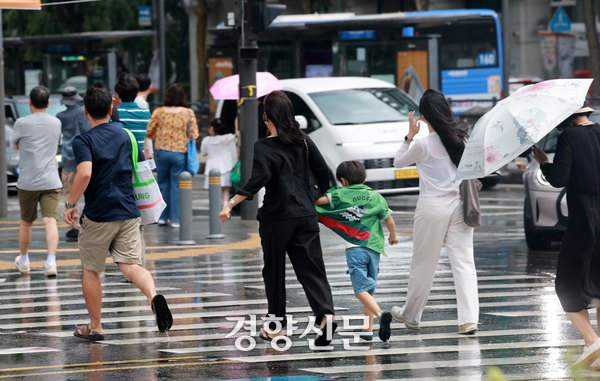 목요일인 20일은 전국 곳곳에 소나기가 내리겠다고 기상청은 예보했다. 사진·경향신문 DB