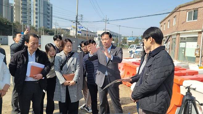 박승진 서울시의회 주택공간위원장이 관계자들과 SH 신내동 이전·복합개발 현장을 찾아 사업 추진 상황에 대한 설명을 듣고 있다. 서울특별시의회 제공