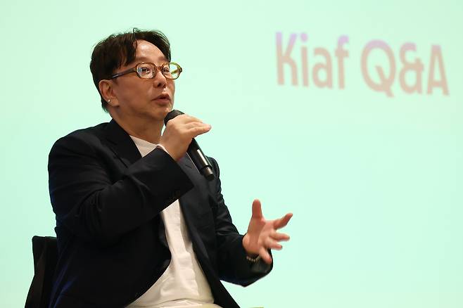 정구호 키아프 서울 크리에이티브 디렉터가 19일 서울 중구 웨스틴조선서울에서 열린 19일 서울 중구 웨스틴조선서울에서 열린 키아프 서울·프리즈 서울 2026 공동 기자간담회에서 발언하고 있다. [연합]