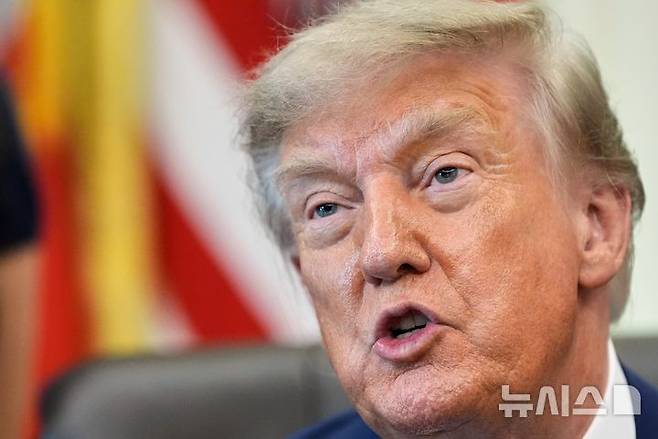 [워싱턴=AP/뉴시스]도널드 트럼프 미국 대통령은 19일(현지 시간) 연내 김정은 북한 국무위원장과 회담 가능성을 묻는 질문에 그럴 것이라는 답변을 내놓았다. 사진은 트럼프 대통령이 지난 10일백악관 집무실에서 행정명령 서명식을 열고 발언하고 있는 모습. 2026.08.20.