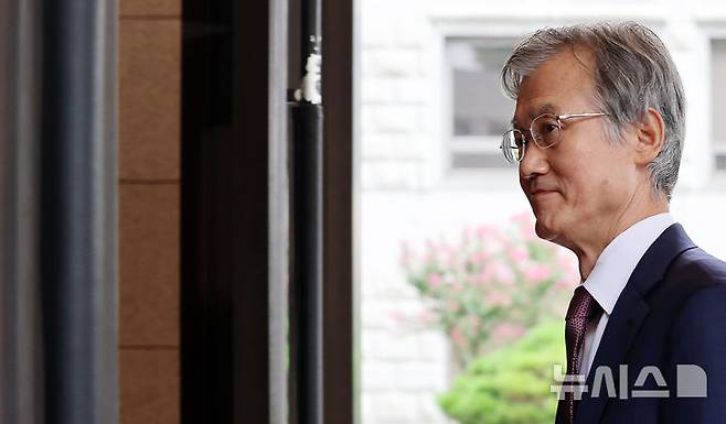 [서울=뉴시스] 조성우 기자 = 조희대 대법원장의 대법관 서면 제청 논란과 관련해 변호사단체들이 상반된 입장을 밝혔다. 사진은 조 대법원장이 20일 오전 서울 서초구 대법원으로 출근하는 모습. 2026.08.20. xconfind@newsis.com