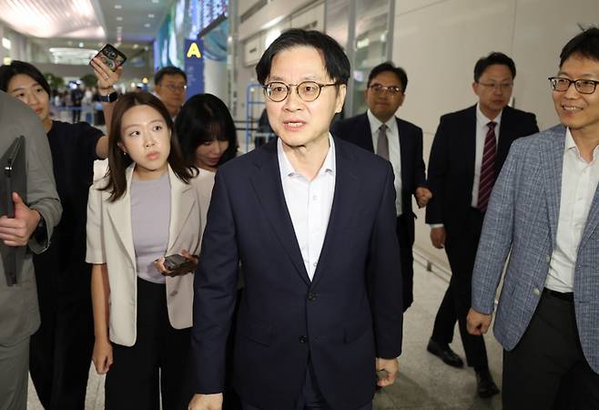김정관 산업부 장관, 방미 마치고 귀국 (영종도=연합뉴스) 서명곤 기자 = 김정관 산업통상부 장관이 미국방문을 마치고 20일 인천국제공항 2터미널을 통해 귀국, 이동하며 취재진의 질문에 답하고 있다.