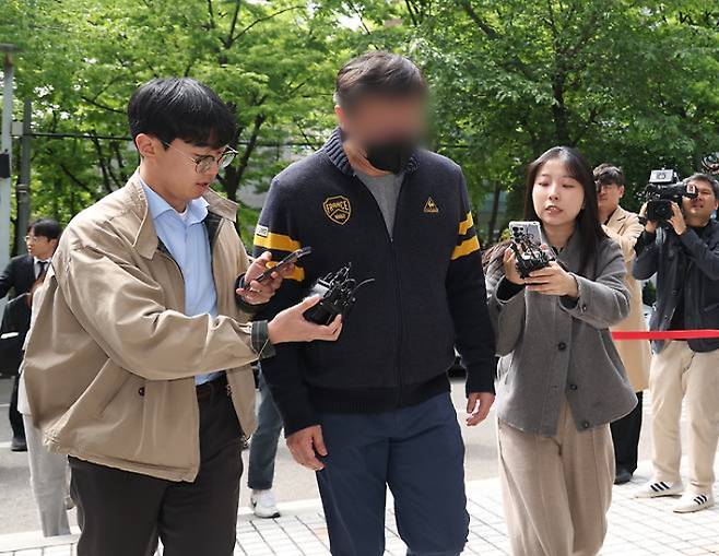 자본시장법 위반과 뇌물공여 혐의를 받는 양정원 남편인 재력가 이모 씨가 지난 4월 서울 양천구 남부지법에서 열린 구속 전 피의자 심문(영장실질심사)에 출석하고 있다. 연합뉴스