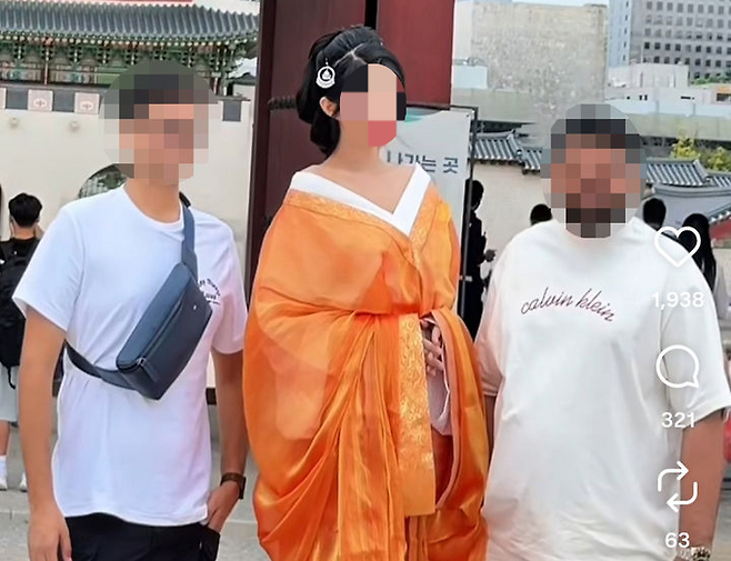 중국 전통 의상 ‘한푸’를 입은 여성이 경복궁을 배경으로 사진을 촬영하고 있다. .서경덕 교수 제공