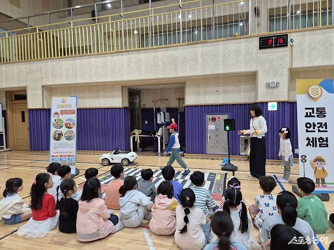 지난 5월 6일 위례푸른초등학교에서 열린 ‘성남시 어린이 안전체험캠프’에서 학생들이 교통안전 체험교육에 참여하고 있다