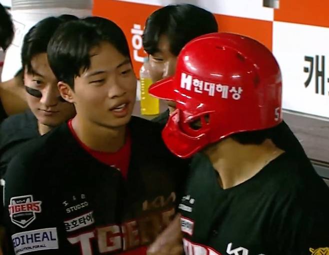KIA 박재현(왼쪽)이 18일 한화전에서 자신이 주루사 한 뒤 김도영이 홈런 치자 붙잡고 미안하다고 말하고 있다. 중계화면 캡처