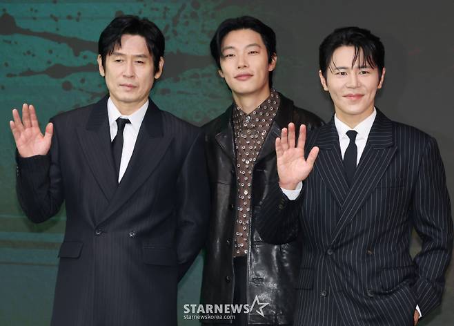 배우 설경구, 류준열, 이규형이 20일 오전 서울 마포구 호텔 나루 서울 엠갤러리에서 진행된 넷플릭스 오리지널 시리즈 '들쥐' 제작발표회에 참석해 포즈를 취하고 있다.  의문의 존재 '들쥐'에게 이름, 얼굴, 인생을 송두리째 빼앗긴 소설가 '문재'와 잃어버린 돈을 회수하려는 사채업자 '노자', 그리고 형사 '순용'이 들쥐의 정체를 쫓으며 벌어지는 이야기를 그린 추적 스릴러 '들쥐'는 오는 28일 공개된다. /2026.08.20 /사진=이동훈 photoguy@