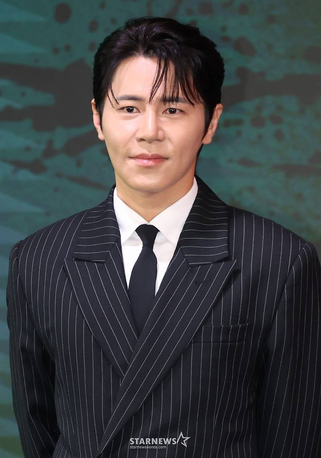배우 이규형이 20일 오전 서울 마포구 호텔 나루 서울 엠갤러리에서 진행된 넷플릭스 오리지널 시리즈 '들쥐' 제작발표회에 참석해 포즈를 취하고 있다.  의문의 존재 '들쥐'에게 이름, 얼굴, 인생을 송두리째 빼앗긴 소설가 '문재'와 잃어버린 돈을 회수하려는 사채업자 '노자', 그리고 형사 '순용'이 들쥐의 정체를 쫓으며 벌어지는 이야기를 그린 추적 스릴러 '들쥐'는 오는 28일 공개된다. /2026.08.20 /사진=이동훈 photoguy@