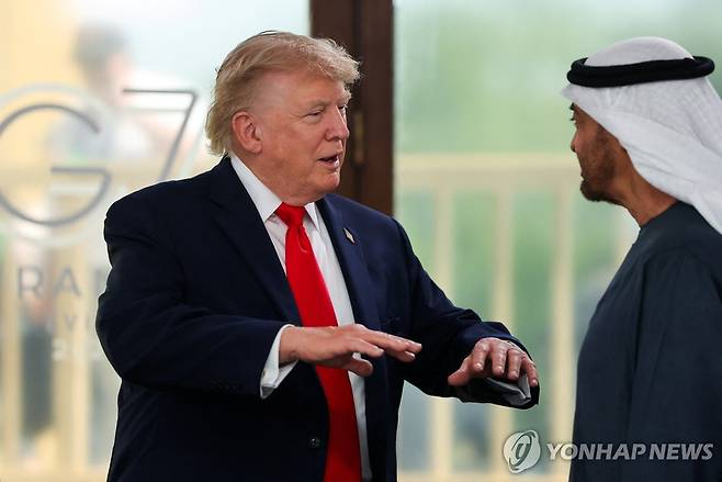 트럼프 미국 대통령과 알나하얀 UAE 대통령 [AP=연합뉴스 자료사진. DB 및 재판매 금지]