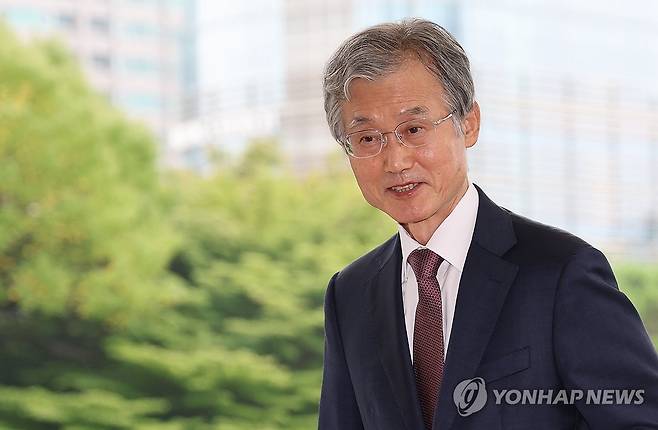 취재진 바라보는 조희대 대법원장 (서울=연합뉴스) 서명곤 기자 = 조희대 대법원장이 20일 서울 서초구 대법원으로 출근하고 있다.
    국회 법제사법위원회는 지난 19일 전체회의에서 조희대 대법원장 출석 요구 안건을 더불어민주당 주도로 의결했다.  2026.8.20 seephoto@yna.co.kr