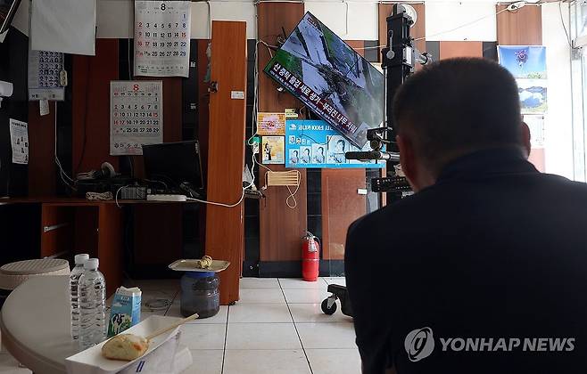 현실이 된 뉴스 속 물 폭탄 (거제=연합뉴스) 김동민 기자 = 20일 오후 경남 거제시 옥포동에서 사진관을 운영하는 이종욱(73) 씨가 거제 호우·산사태 피해 관련 뉴스를 시청하고 있다. 2026.8.20 image@yna.co.kr
