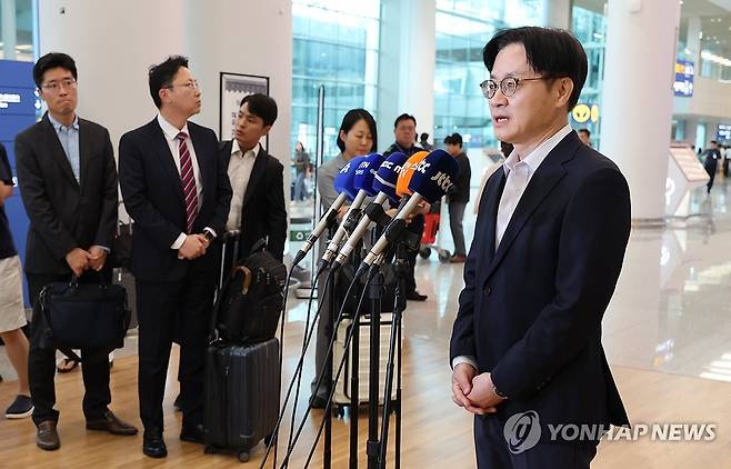 미국측과 어떤 대화(?) (영종도=연합뉴스) 서명곤 기자 = 김정관 산업통상부 장관이 미국 방문을 마치고 20일 인천국제공항 2터미널을 통해 귀국한 뒤 취재진의 질문에 답하고 있다. 2026.8.20 seephoto@yna.co.kr