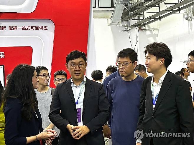 엔비디아 매디슨 황 수석 이사 만난 이준석 대표 (서울=연합뉴스) 개혁신당 이준석 대표가 지난 19일 중국 베이징 경제기술개발구 이좡(亦庄)의 국제전시센터에서 개막한 '2026 세계로봇대회'를 방문, 엔비디아 젠슨 황 CEO의 장녀이자 엔비디아 옴니버스·로보틱스 제품 마케팅 수석 이사인 매디슨 황을 만나고 있다. 2026.8.20 [개혁신당 제공. 재판매 및 DB 금지] scoop@yna.co.kr