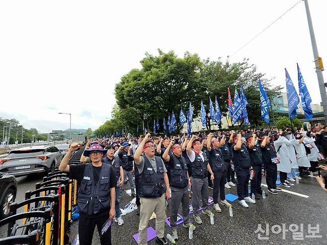 21일 서울 양재동 현대차그룹 본사 앞에 금속노조 조합원들이 모여 있다.[사진=윤경진 기자]