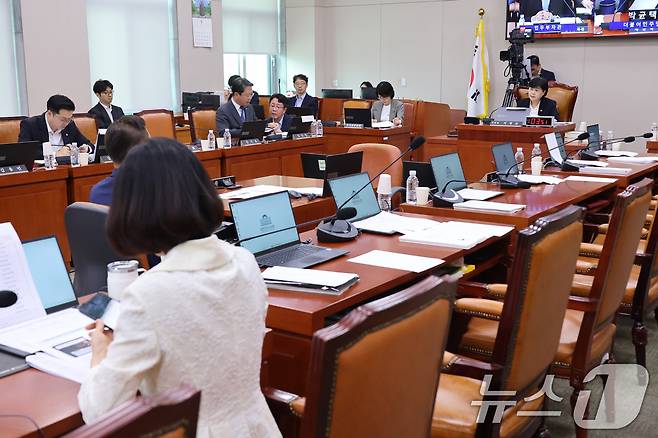 21일 서울 여의도 국회에서 열린 법제사법위원회 전체회의에서 국민의힘 의원들의 자리가 비어 있다. 이날 법사위는 조희대 대법원장에 대한 오는 31일 현안질의 증인 출석을 요구하는 안을 범여권 주도로 의결했다. 2026.8.21 ⓒ 뉴스1 신웅수 기자