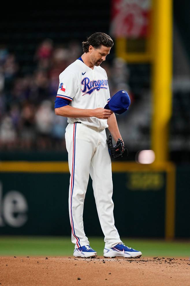 Texas Rangers pitcher Jacob deGrom stands on the mound acknowledging cheering fans after earning his 2,000th career strike out during the first inning of a baseball game against the Washington Nationals Thursday, Aug. 20, 2026, in Arlington, Texas. (AP Photo/Tony Gutierrez)        <저작권자(c) 연합뉴스, 무단 전재-재배포, AI 학습 및 활용 금지>