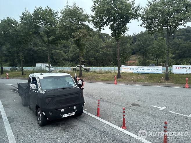 이번 모델에서 가장 눈에 띄는 변화는 운전석 앞쪽에 별도의 전면 구조물이 마련됐다는 점이다(오토헤럴드 김훈기 기자)