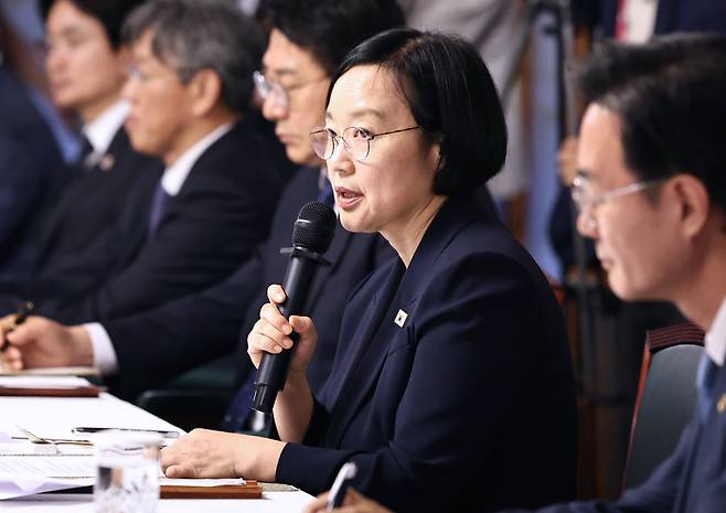 한성숙 국무총리가 21일 오후 서울 종로구 삼청동 국무총리 서울공관에서 열린 주택공급 관련 서울 구청장 간담회에서 모두발언을 하고 있다. /뉴스1