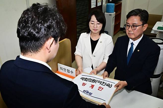 더불어민주당 전남광주통합특별시당위원장인 안도걸 의원(오른쪽)과 원내대변인인 이주희 의원이 21일 국회 의안과에 국민의힘 이진숙 의원에 대한 징계안을 제출하고 있다. ⓒ연합뉴스