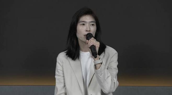 정신아 카카오 대표 겸 카카오AI 대표 내정자가 21일 카카오 인적분할 관련 컨퍼런스콜에서 취재진의 질문에 답하는 모습. 카카오 제공