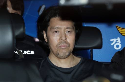 지난 3월 부산 항공사 기장 살해범 김동환이 부산진경찰서에서 검찰로 송치되고 있다. 연합뉴스