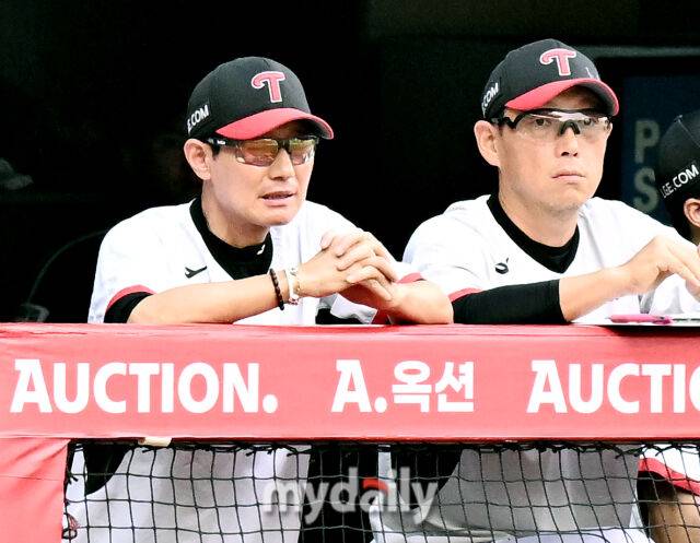 LG 염경엽 감독이 경기를 지켜보고 있다./마이데일리