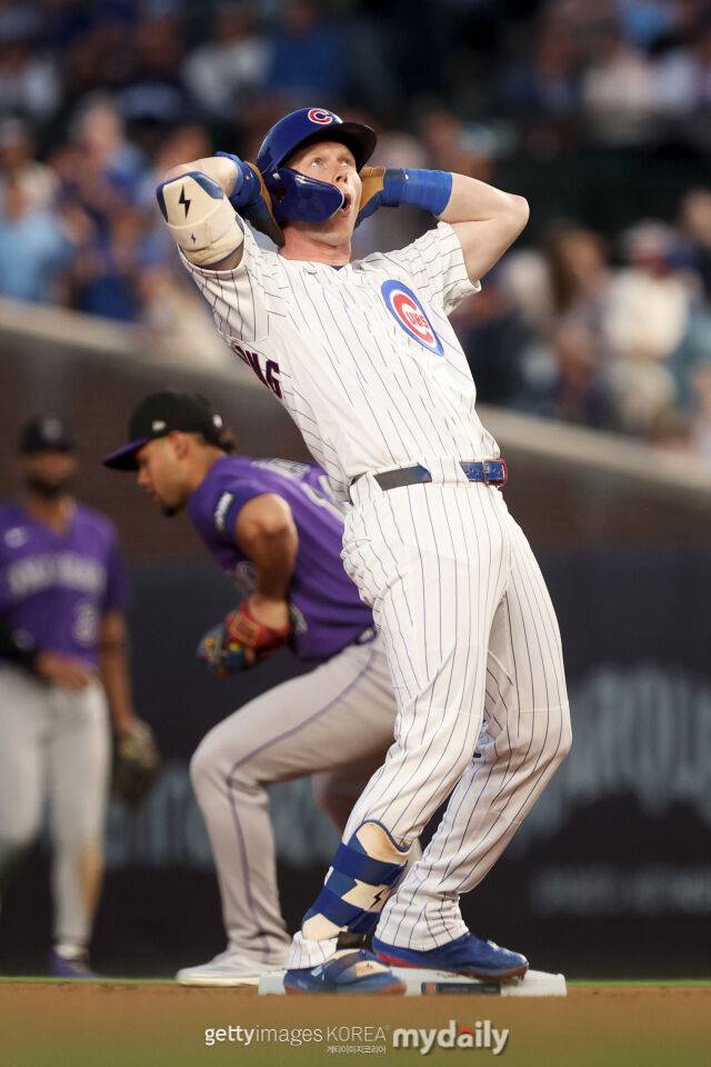 MLB 시카고 컵스에서 뛰고 있는 피트 크로-암스트롱은 지난 16일 콜로라도와 홈 경기에서 올 시즌 첫 번째 사이클링 히트를 쳤다. 그러나 기록 달성 후 환호를 보내는 홈 팬들에게 인사를 건네다 견제사를 당했다. 아웃 후 당황한 표정을 짓고 있는 크로-암스트롱./게티이미지코리아