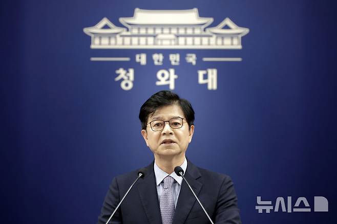 [서울=뉴시스] 최동준 기자 = 성기홍 홍보소통수석이 10일 청와대에서 신임 국무조정실장에 임기근 기획예산처 차관 임명 관련 브리핑을 하고 있다. 2026.07.10. photocdj@newsis.com