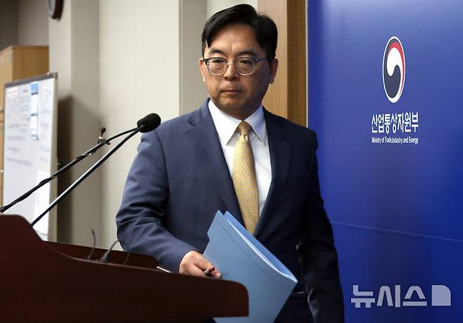 [세종=뉴시스] 강종민 기자 = 박정성 산업통상자원부 무역투자실장이 1일 세종시 정부세종청사에서 2025년 4월 수출입동향 발표를 위해 단상에 오르고 있다.  지난달 수출은 1년 전보다 3.7% 증가한 582억1000만 달러(83조366억원), 수입은 2.7% 감소한 533억2000만 달러(76조610억원)를 기록한 것으로 나타났다. 2025.05.01. ppkjm@newsis.com