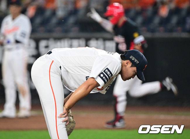[OSEN=대전, 조은정 기자]20일 대전한화생명볼파크에서 2026 신한은행 SOL KBO리그 한화 이글스와 KIA 타이거즈의 경기가 열렸다.경기에 한화는 류현진, KIA는 황동하를 선발투수로 내세웠다.8회초 2사 1루에서 한화 정우주가 KIA 김태군에게 역전 투런 홈런을 허용한 뒤 아쉬워하고 있다. 2026.08.20 /cej@osen.co.kr