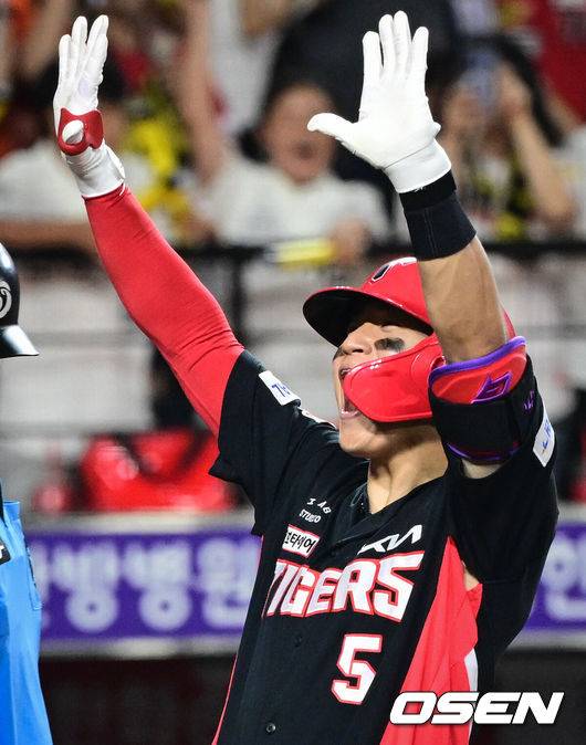 [OSEN=대전, 조은정 기자]19일 대전한화생명볼파크에서 2026 신한은행 SOL KBO리그 한화 이글스와 KIA 타이거즈의 경기가 열렸다.경기에 한화는 화이트를, KIA는 시라카와를 선발투수로 내세웠다.9회초 1사 2,3루에서 KIA 김도영이 좌월 쓰리런 홈런을 날린 뒤 베이스를 돌고 있다. 2026.08.19 /cej@osen.co.kr