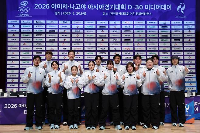 20일 충북 진천 국가대표선수촌에서 열린 2026 아이치·나고야 아시안게임 D-30 미디어데이에 참석한 각 종목 대표 선수들이 선전을 다짐하고 있다.  진천 | 연합뉴스