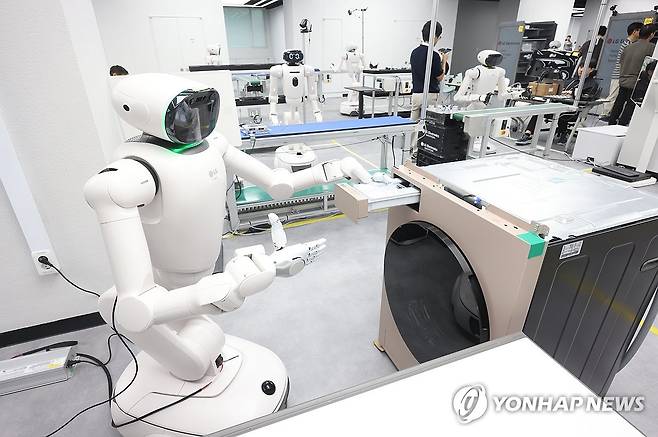 세탁기 제조 공정에서 데이터 학습하는 LG전자 클로이드 (서울=연합뉴스) LG전자는 매디슨 황 엔비디아 수석이사를 비롯한 엔비디아 핵심 관계자들이 18일 서울 서초구에 구축 중인 LG 데이터팩토리를 방문해 류재철 LG전자 사장 등을 만나 양사 협업 방향을 점검하고 시너지 창출 방안을 논의했다고 밝혔다.
    LG전자 클로이드가 세탁기 제조 공정에서 데이터를 학습하고 있다. 2026.8.18 [LG전자 제공. 재판매 및 DB 금지] photo@yna.co.kr