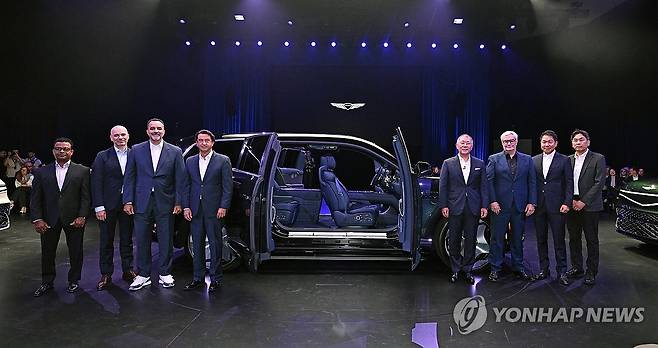 GV90 월드 프리미어에서 기념촬영하는 정의선 회장 (서울=연합뉴스) 정의선 현대차그룹 회장(오른쪽 네 번째)이 19일(현지시간) 미국 샌프란시스코 팰리스 오브 파인 아트에서 열린 'GV90 월드 프리미어'에서 주요 참석자들과 기념 촬영하고 있다.
    왼쪽부터 테드로스 맹기스테 제네시스북미법인 COO, 만프레드 하러 현대차그룹 R&D본부장 사장, 랜디 파커 현대차 북미법인 CEO, 호세 무뇨스 현대차 대표이사 사장, 정의선 현대차그룹 회장, 루크 동커볼케 현대차그룹 CCO 겸 CDO 사장, 이상엽 현대제네시스글로벌디자인담당 부사장, 이시혁 제네시스사업본부장 전무. 2026.8.20 [현대자동차·기아 제공. 재판매 및 DB 금지] photo@yna.co.kr