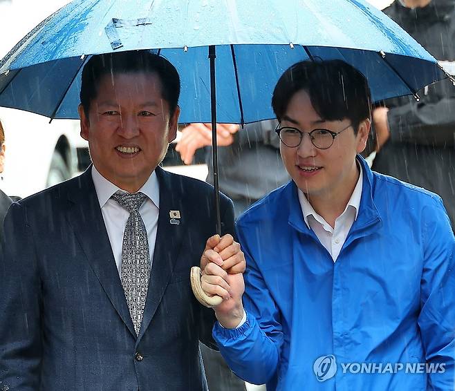 정청래·하정우 '한 우산 아래' [연합뉴스 자료사진]