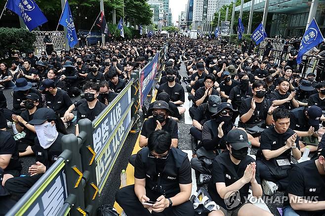 삼성전자 DX노조, DS부문과 보상격차 해소 요구 집회 (서울=연합뉴스) 윤동진 기자 = 21일 서울 삼성 서초사옥 인근에서 삼성전자 DX노조의 'DS부문과 보상격차 해소 요구 집회'가 열리고 있다. 2026.8.21 mon@yna.co.kr