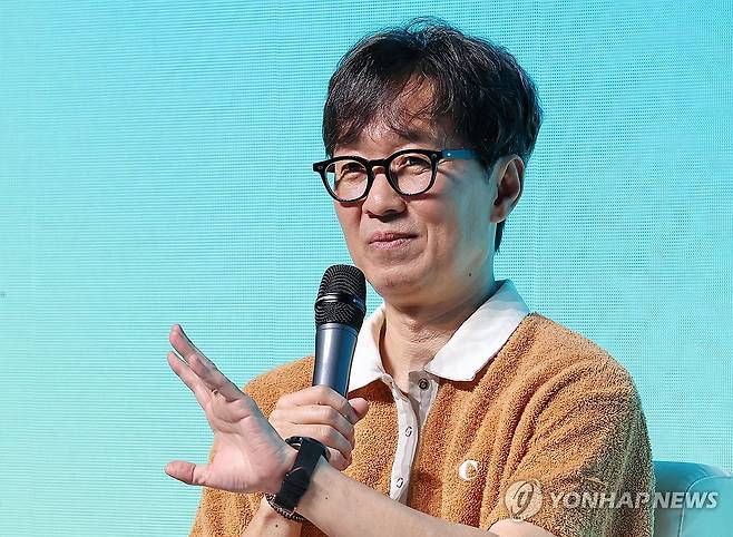 질문에 답하는 '왕사남' 장항준 감독 (서울=연합뉴스) 이재희 기자 = 영화 '왕과 사는 남자'를 연출한 장항준 감독이 21일 서울 동대문구 한국콘텐츠진흥원 콘텐츠문화광장에서 열린 '2026 뉴콘텐츠아카데미(NCA) 쇼케이스' 오픈 스테이지 강연에서 질문에 답하고 있다. 2026.8.21 scape@yna.co.kr