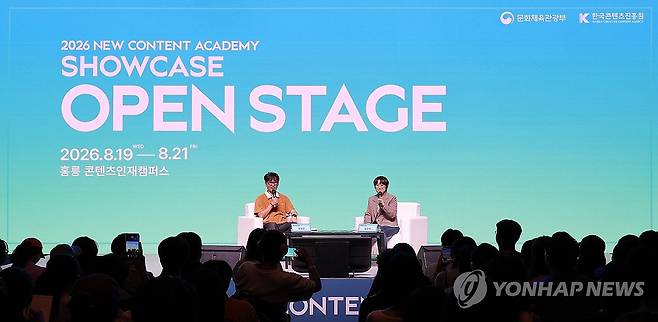 2026 뉴콘텐츠아카데미 쇼케이스 강연 (서울=연합뉴스) 이재희 기자 = 영화 '왕과 사는 남자'를 연출한 장항준 감독(왼쪽)과 코미디언 송은이가 21일 서울 동대문구 한국콘텐츠진흥원 콘텐츠문화광장에서 열린 '2026 뉴콘텐츠아카데미(NCA) 쇼케이스' 오픈 스테이지 강연에서 질문을 주고받고 있다. 2026.8.21 scape@yna.co.kr