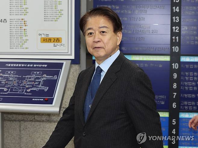항소심 첫 공판 출석하는 노웅래 (서울=연합뉴스) 서명곤 기자 = 수천만원대 뇌물과 정치자금을 받은 혐의로 기소됐으나 1심에서 무죄를 선고받은 노웅래 전 더불어민주당 의원이 4일 서울 서초구 서울중앙지법에서 열린 항소심 첫 공판에 출석하고 있다. 2026.2.4 seephoto@yna.co.kr